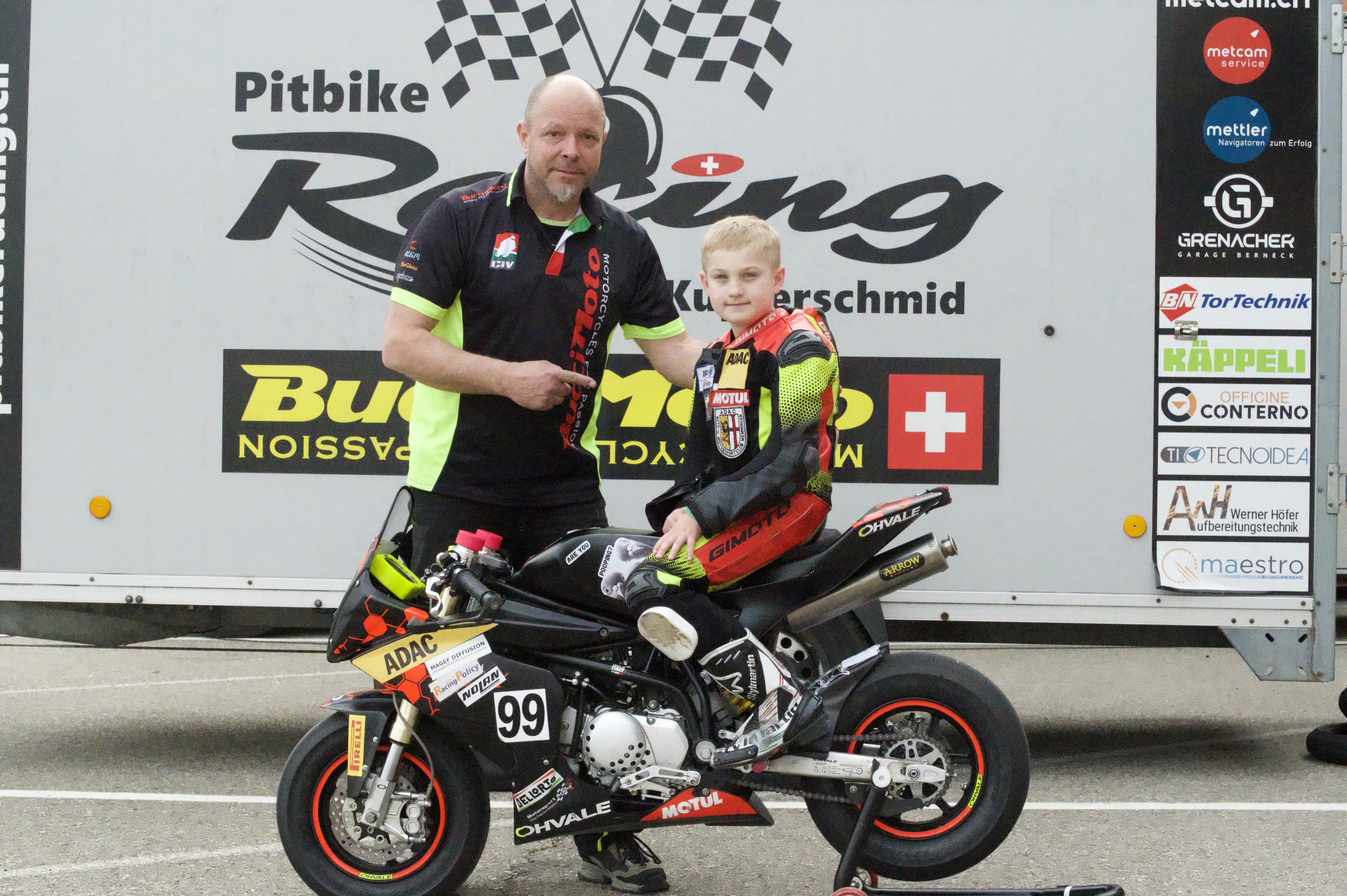 Hans Ingolds 110ccm Bike mit Sponsoren-Verkleidung